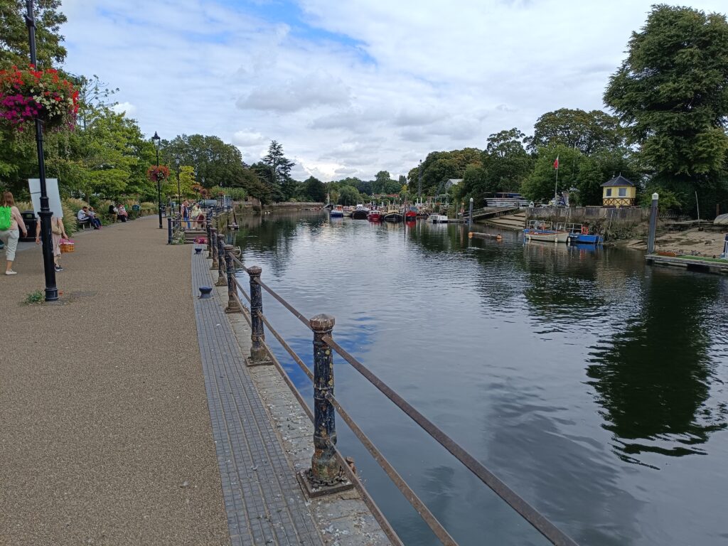 Things to do in Twickenham include lovely walks by the thames